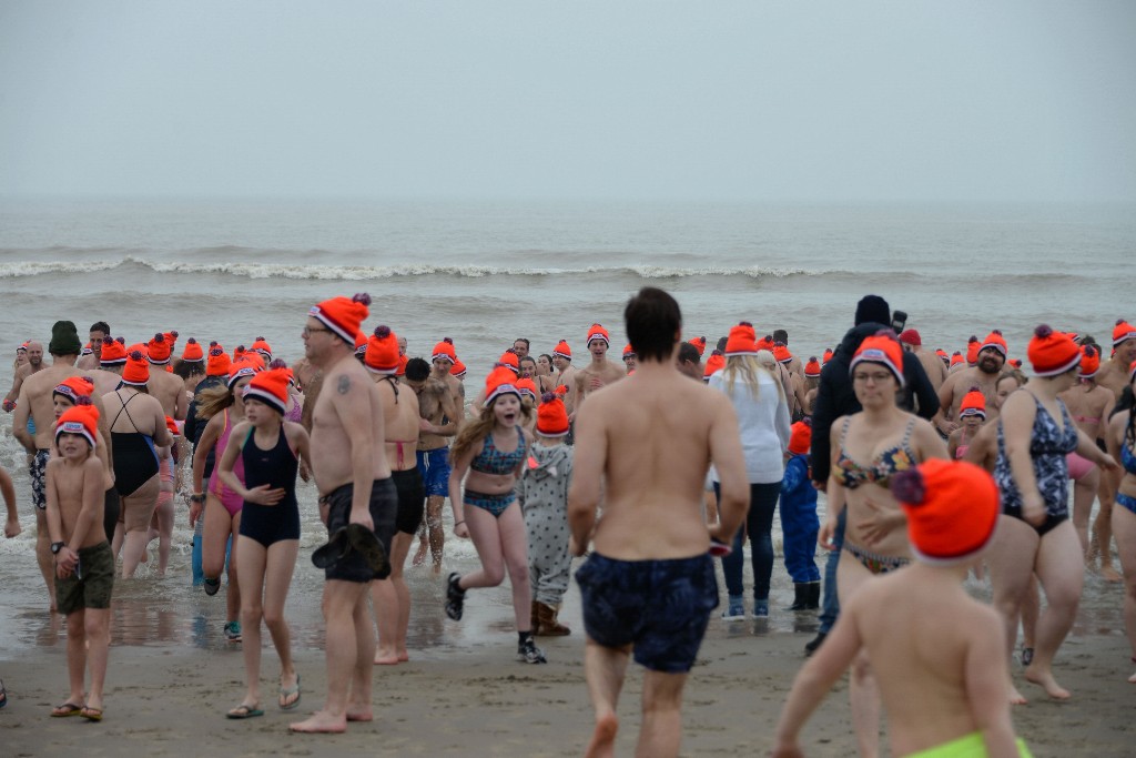 ../Images/Nieuwjaarsduik Noordwijk 2020 079.jpg